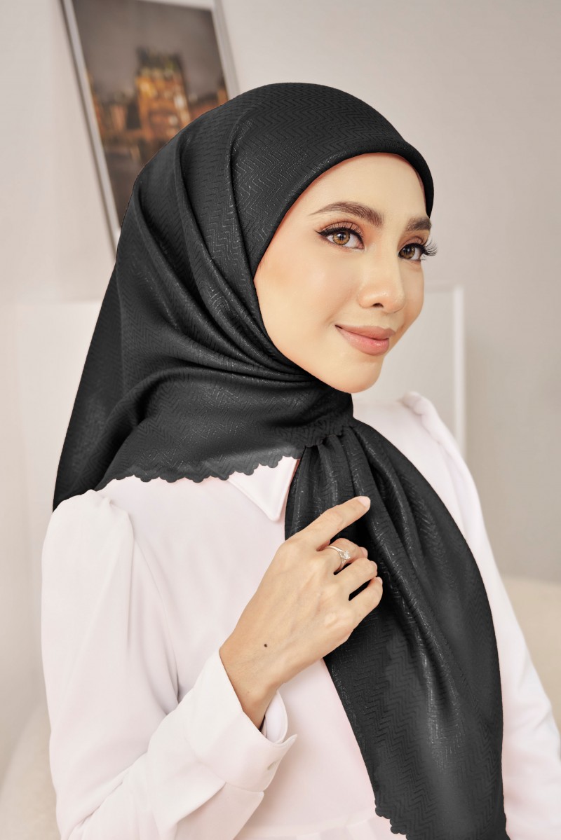 LUNA Bawal Kayr in Black